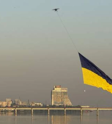 Над Днепром развернулся флаг Украины: его поднял дрон Banshee M22