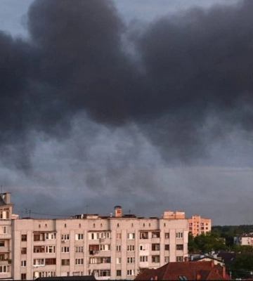рф вдарила по багатоповерхівці у Чернігові, виникла пожежа