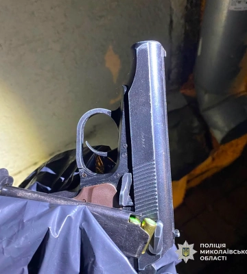 У Миколаєві чоловік залякав мотоциклістку зброєю та побив каменем ії двоколісник, - поліція