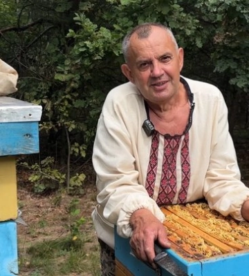 «Від пасіки ніколи не відречусь»: бджоляр з Волині їздить на схід як військовий капелан