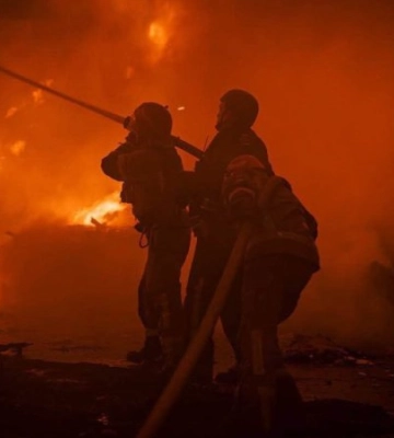 У Києві загасили пожежу після вечірнього удару дронами