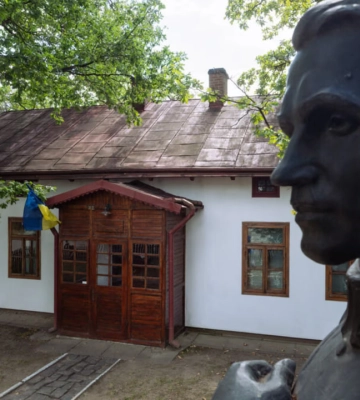 У Зашкові оновлять територію музею Коновальця: облаштують інклюзивні доріжки