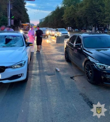 У Львові два автомобілі «BMW» під кермуванням молодиків збили батька та його маленьку доньку
