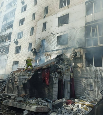 рф вдарила по багатоповерхівці у Чернігові, виникла пожежа