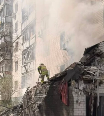 Російський дрон влучив у багатоповерхівку в Чернігові, є постраждалі (оновлено). ФОТО