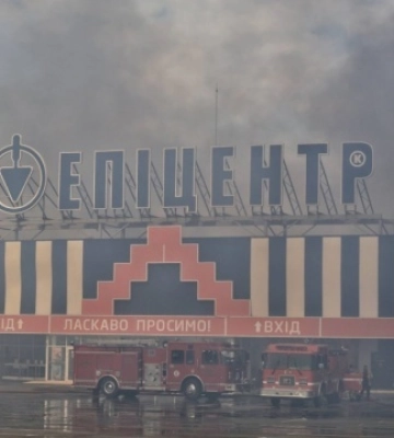 В Одесі ліквідували масштабну пожежу в будівельному гіпермаркеті після атаки РФ