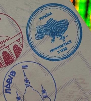 «Україна починається з тебе»: у поїзді Миколаїв–Львів та на вокзалі Києва ставлять тематичні штампи