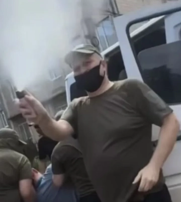 Замаскировались под «Новую почту»: в Виннице сняли на видео силовое задержание мужчины. ВИДЕО