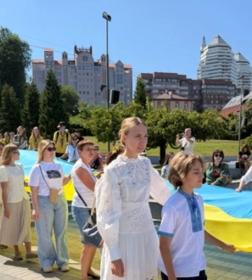 З нагоди Дня Незалежності у Дніпрі пройшла хода з 50-метровим прапором України