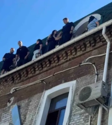 Стрибають із вікон і грають у хованки на даху: у Дніпрі офісники втікають від правоохоронців під час обшуків (Відео)