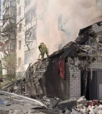 РФ ударила дроном по многоэтажке в Чернигове: 17 пострадавших