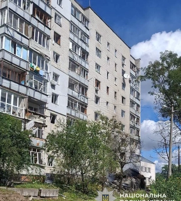 На місці влучання ворожого БпЛА у чернігівську багатоповерхівку працює поліція. ФОТО