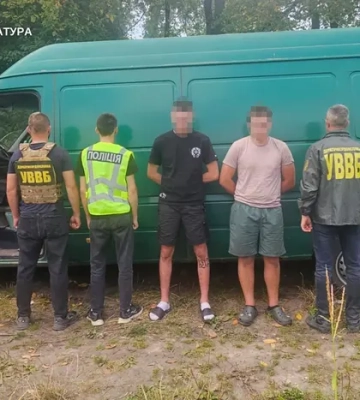 Сховали серед коробок з-під бананів: на Вінниччині затримали підозрюваних у переправленні чоловіка за кордон