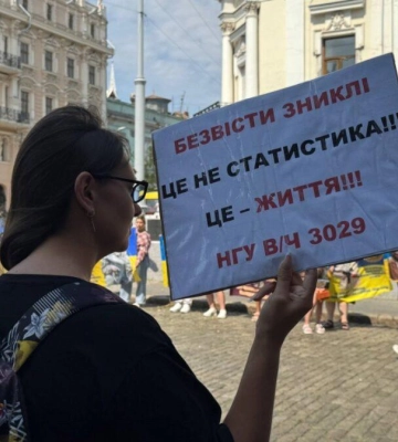 В Одесі родини безвісти зниклих та полонених захисників і цивільних пронесли містом два стометрових прапори – України та Надії