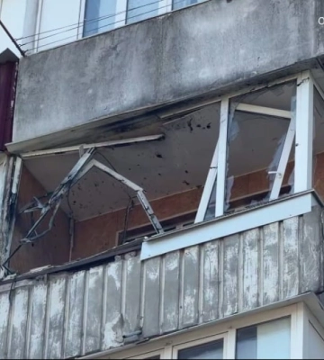 Ворожий дрон влучив у квартиру багатоповерхівки у Херсоні: є потерпілі (відео)