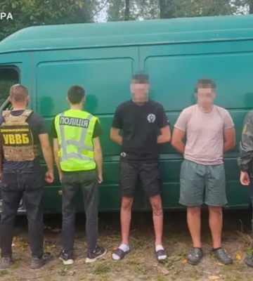 Мужчину пытались вывезти за границу среди ящиков из-под бананов