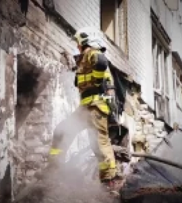 У Чернігові ліквідували пожежу після атаки рф, є 18 травмованих
