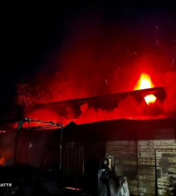 Нічна пожежа в Ужгороді: вогонь охопив гараж і знищив три автомобілі