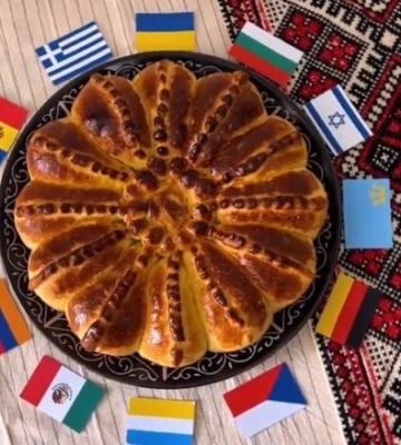 Двенадцать лепестков со вкусом Мелитополя: земляки в Киеве испекли необычный пирог ко Дню Независимости (видео)