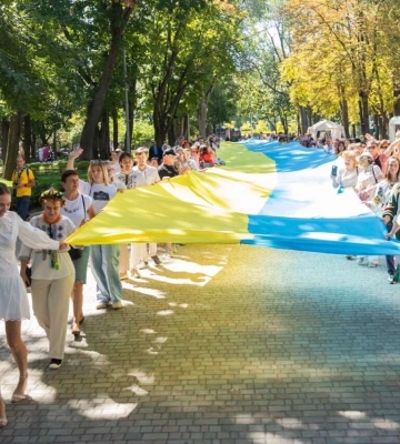 «Крила єдності»: у День Незалежності дніпряни пройшли містом із 50-метровим прапором України