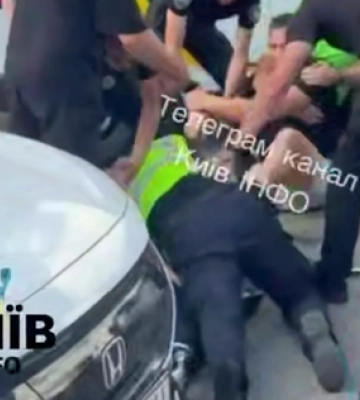 Чоловік на протезах вдарив патрульного поліціянта після порушення ПДР в Києві: "Тебя при#ярить, тупорылый пид#р?". ВIДЕО