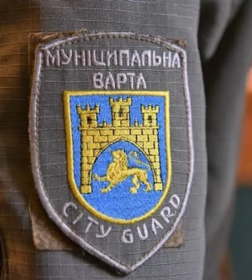 Во Львове пьяный мужчина опрокидывал столы на "Вернисаже", а затем напал с палкой на сотрудника Муниципальной стражи