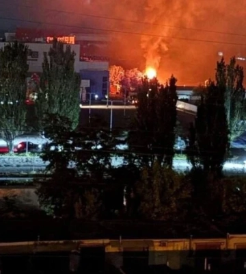 Росія атакувала Дніпро: біля ТРЦ розгорілася пожежа