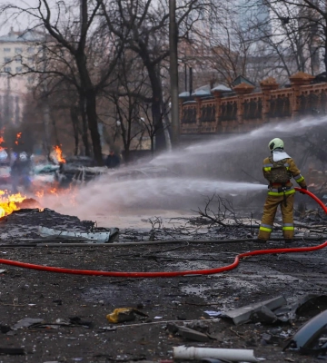 РФ вночі атакувала Київ дронами та пошкодила багатоповерхівку