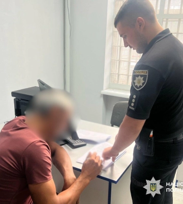 Дитина викликала поліцію: на Одещині чоловік бив рідних і погрожував правоохоронцям