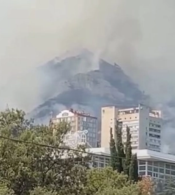 В окупованій Ялті сьому добу вирує пожежа, яку спричинила робота росППО: горить 50 гектарів лісу, а місто огорнув дим. ВIДЕО