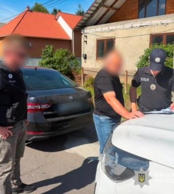 Сотні років росли, щоб лягти під пилу нелегала: на Свалявщині викрили лісового браконьєра