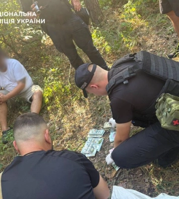Киянин вкрав з квартири сусіда сейф із грошима та коштовностями на суму близько ₴2 млн та закопав його у лісі