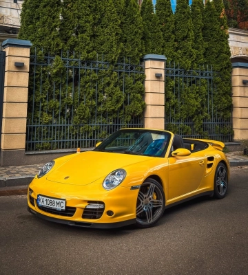 Яркий раритет: в Киеве засветился заряженный кабриолет Porsche 2000-х 