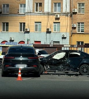 Травмировалась водительница: на площади Владимира Великого Кривого Рога произошла авария