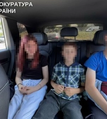 На Рівненщині судитимуть матір, яка намагалася продати за 60 тисяч гривень трьох дітей і залучала їх до наркоторгівлі. ФОТО
