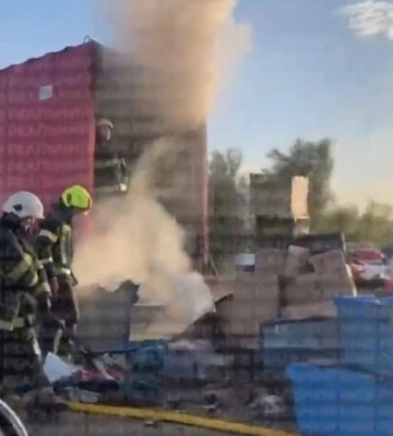 На Одеській трасі біля Гребінок загорілася вантажівка «Нової пошти» (відео)