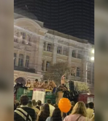 Камаз с бассейном на День Харькова: что думает Терехов по этому поводу 