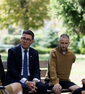 «Наша поддержка Украины непоколебима». Премьер-министр Великобритании Энди Бернем встретился в Киеве с ветеранами и сыграл с ними на гитаре
