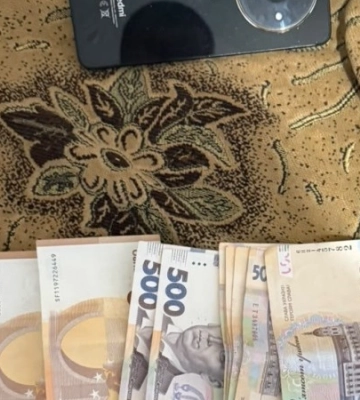 Знайомство в парку закінчилося пограбуванням: у Луцьку жінка зі спільником напали на військового