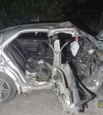 На Одещині водій Mercedes вилетів з дороги та врізався у будинок: подробиці