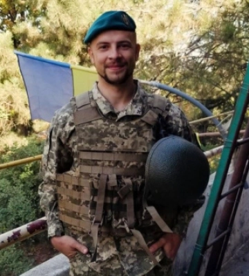 Захисник Маріуполя видасть збірку поезій, написаних курячою кісточкою на робі у полоні