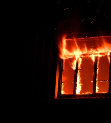 У Мукачеві врятували чоловіка, який застряг у квартирі під час пожежі