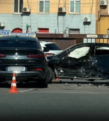 Постраждала водійка: у Кривому Розі зіткнулися Volkswagen і BMW