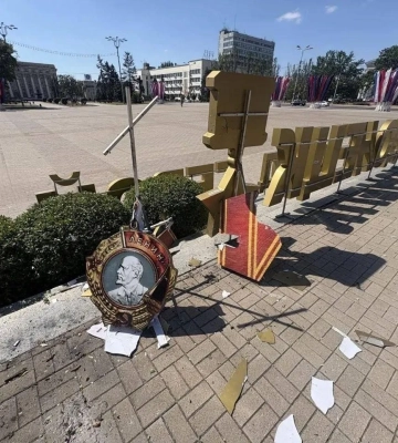 Відео: в окупованому Донецьку атакований памʼятник Леніну