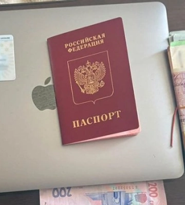 У Києві затримали підозрювану в організації схеми переправлення чоловіків за кордон росіянку