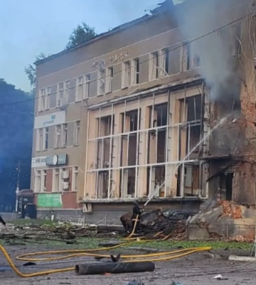 Росіяни двічі завдали ударів по центру міста на Чернігівщині: 12 поранених, серед них – діти