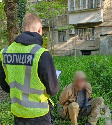 Канабіс, пістолет і 11 набоїв: в Одесі викрили наркоторговця з великим запасом