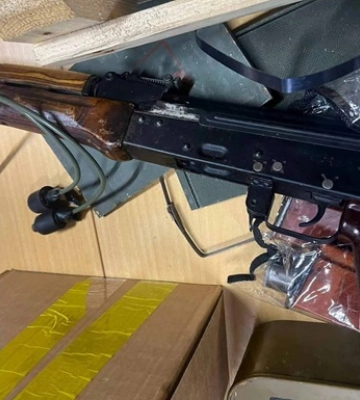 Підпільний арсенал зброї виявили у в/ч на Київщині під час викриття командира на схемі з виплатами, - ДБР. ФОТОрепортаж