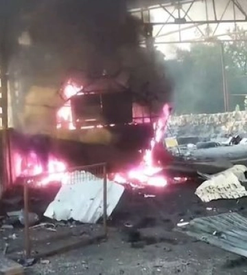 Дрон знайшов у сховку замангалений ворожий БТР та підпалив його. ВIДЕО