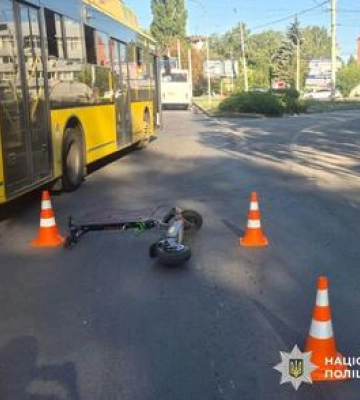 У Полтаві ДТП за участі самокатчика: юнак у тяжкому стані